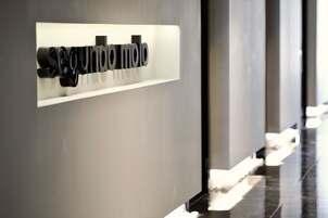 A sign with the text "segundo mundo" in a modern, minimalist design.