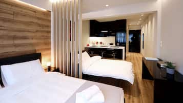 Superior Studio Suite | Desk, laptop workspace, blackout drapes, soundproofing
