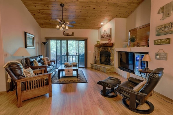 TV, fireplace