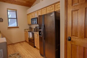 Fridge, microwave, oven, stovetop - Beautiful Cabin in Torreon`s Cardinal Landing (Show Low)