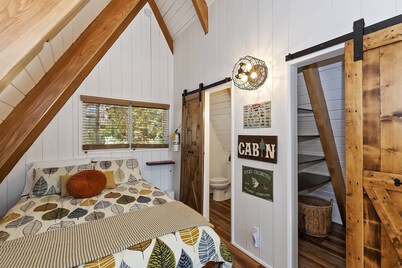 The Frame by Destination Big Bear : Classic A Frame with Ski Slope Views in Upper Moonridge!