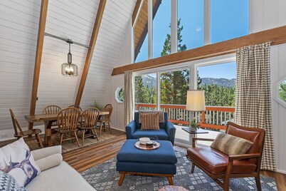 The Frame by Destination Big Bear : Classic A Frame with Ski Slope Views in Upper Moonridge!