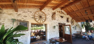 Mas DISTAISE, 5 bedrooms, 4 bathrooms, pool, billiards.  Vacations with family and friends