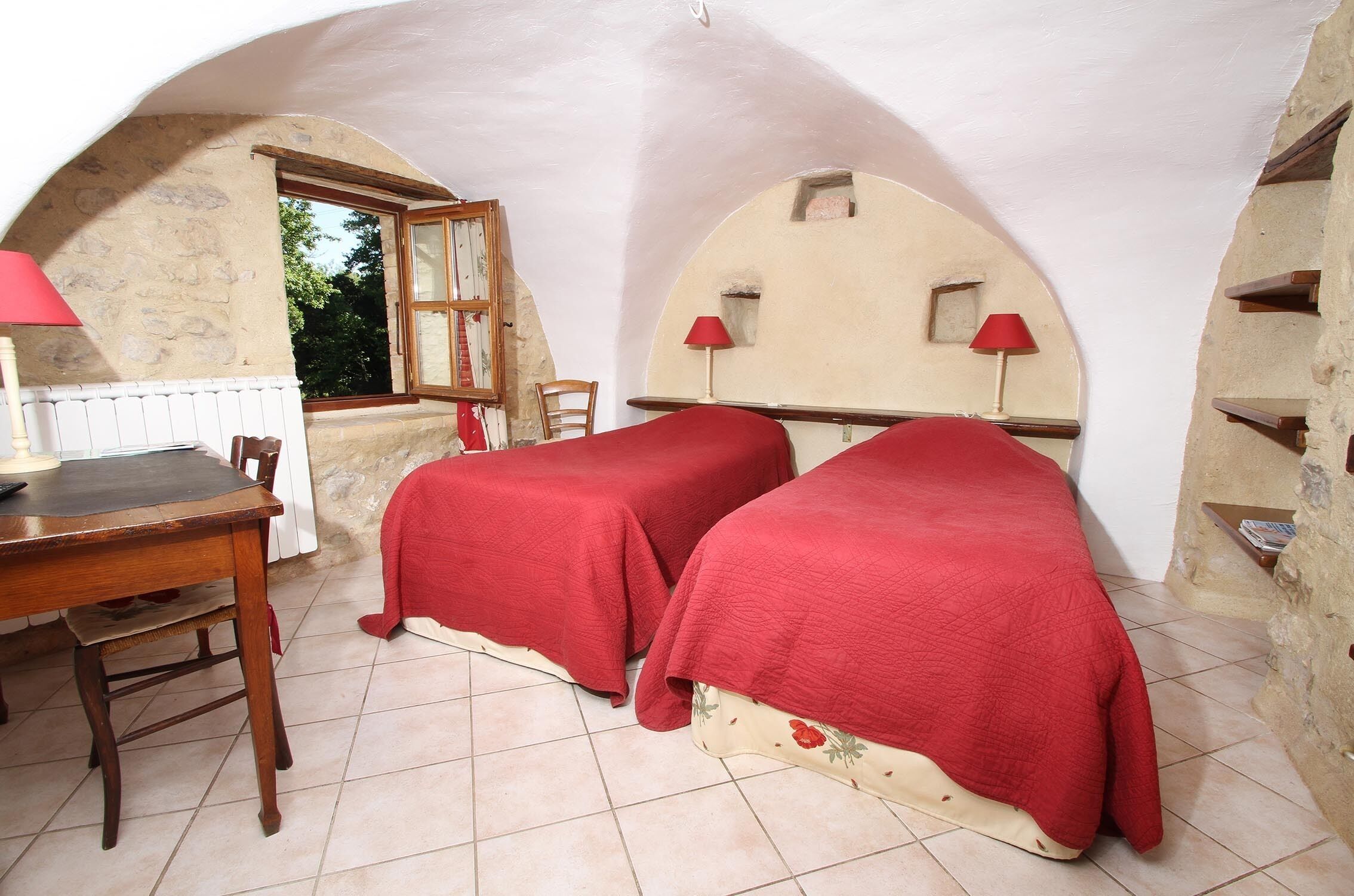 5 camere, una scrivania, ferro/asse da stiro, culla da viaggio