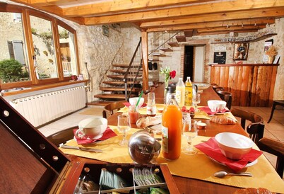 Mas DISTAISE, 5 bedrooms, 4 bathrooms, pool, billiards.  Vacations with family and friends