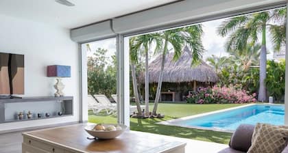 Villa Nostalgia – Stylish Family Villa Steps from Jan Thiel Beach, Curaçao