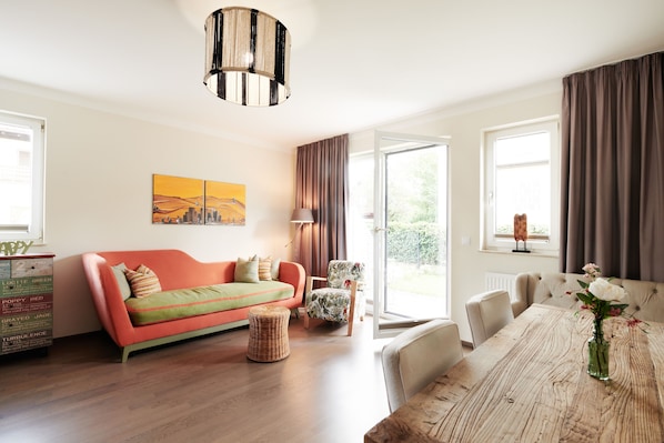 Appartement Standard | Aire de séjour | Téléviseur connecté de 43 po avec télévision par câble, téléviseur