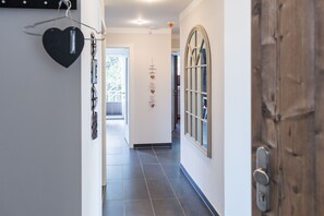 Departamento familiar | Área de sala de estar | Smart TV de 43 pulgadas con canales por cable y televisión 