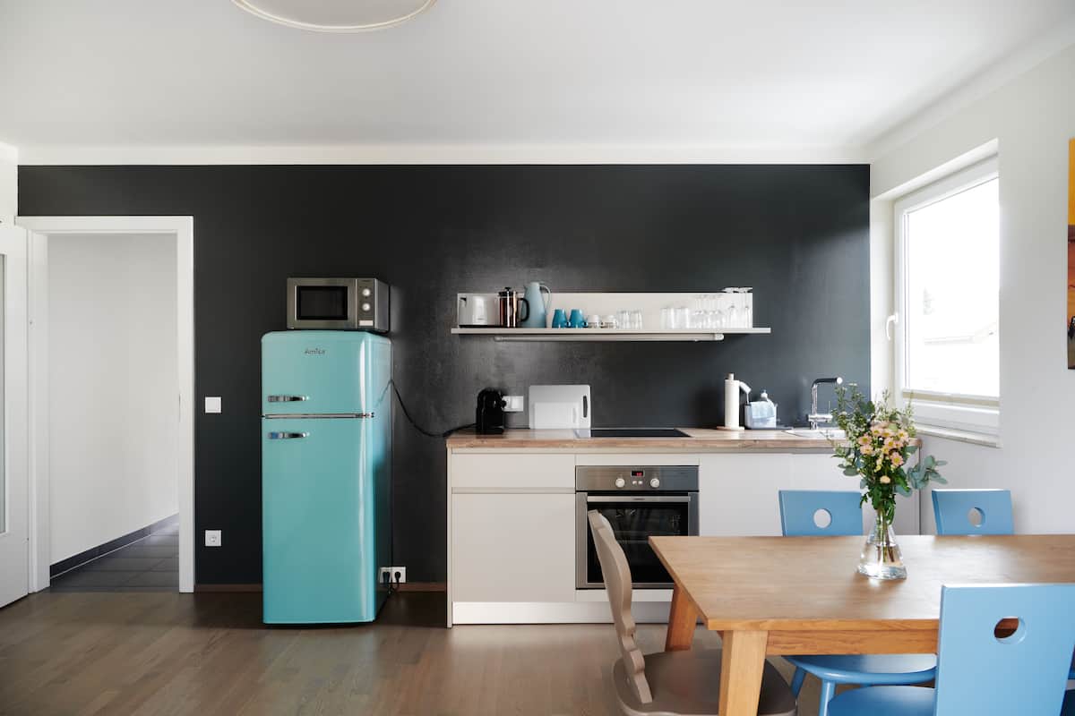 Departamento Confort | Cocina privada | Refrigerador con congelador, microondas y parrilla de estufa