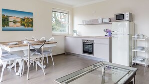 Apartament Comfort | Sala d'estar | Televisor intel·ligent de 43 polzades amb canals per cable i televisor 