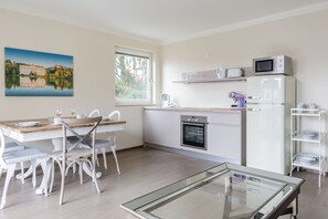 Departamento Confort | Área de sala de estar | Smart TV de 43 pulgadas con canales por cable y televisión 