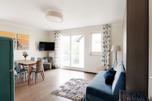 Appartement Confort | Aire de séjour | Téléviseur connecté de 43 po avec télévision par câble, téléviseur