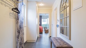 Apartament estàndard | Sala d'estar | Televisor intel·ligent de 43 polzades amb canals per cable i televisor 