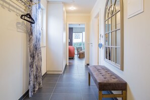 Departamento estándar | Área de sala de estar | Smart TV de 43 pulgadas con canales por cable y televisión 