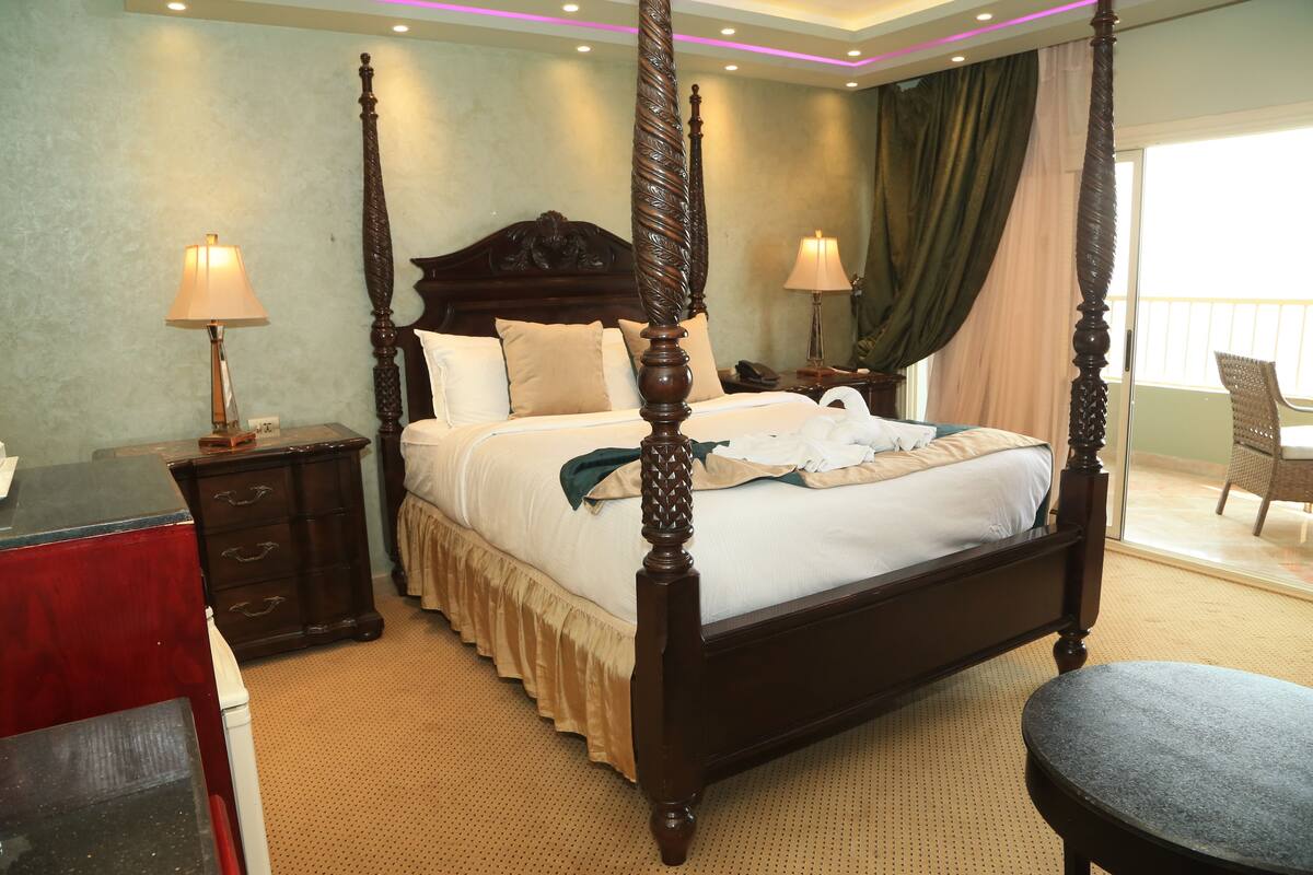 Superior Single Room, City View | 3 bedrooms, in-room safe, desk, blackout drapes