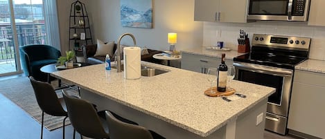 Réfrigérateur, micro-ondes, four, plaque de cuisson