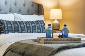 Escritorio, tabla de planchar con plancha, wifi gratis y ropa de cama