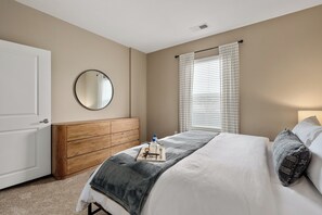 2 chambres, bureau, fer et planche à repasser, accès au Wi-Fi (inclus)