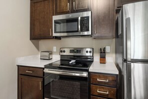 Réfrigérateur, four à micro-ondes, un four, surface de cuisson