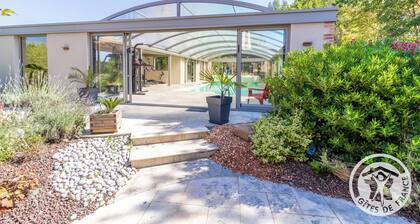 Villa ALL COMFORT, PRIVATE SWIMMING POOL, jacuzzi, not overlooked, 4000 hectares