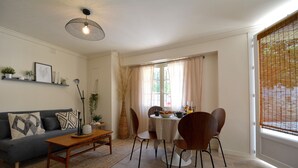 Un soggiorno con divano, tavolino e zona pranzo con sedie e tavolo.