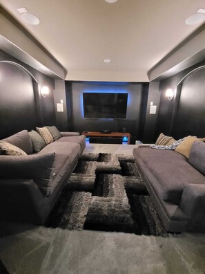 Smart TV, fireplace, video games, Netflix - Just like Home! (richmond)