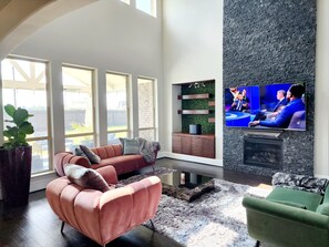 Smart TV, fireplace, video games, Netflix - Just like Home! (richmond)