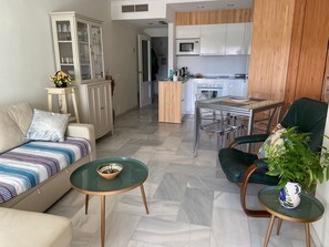 Een smart-tv en boeken