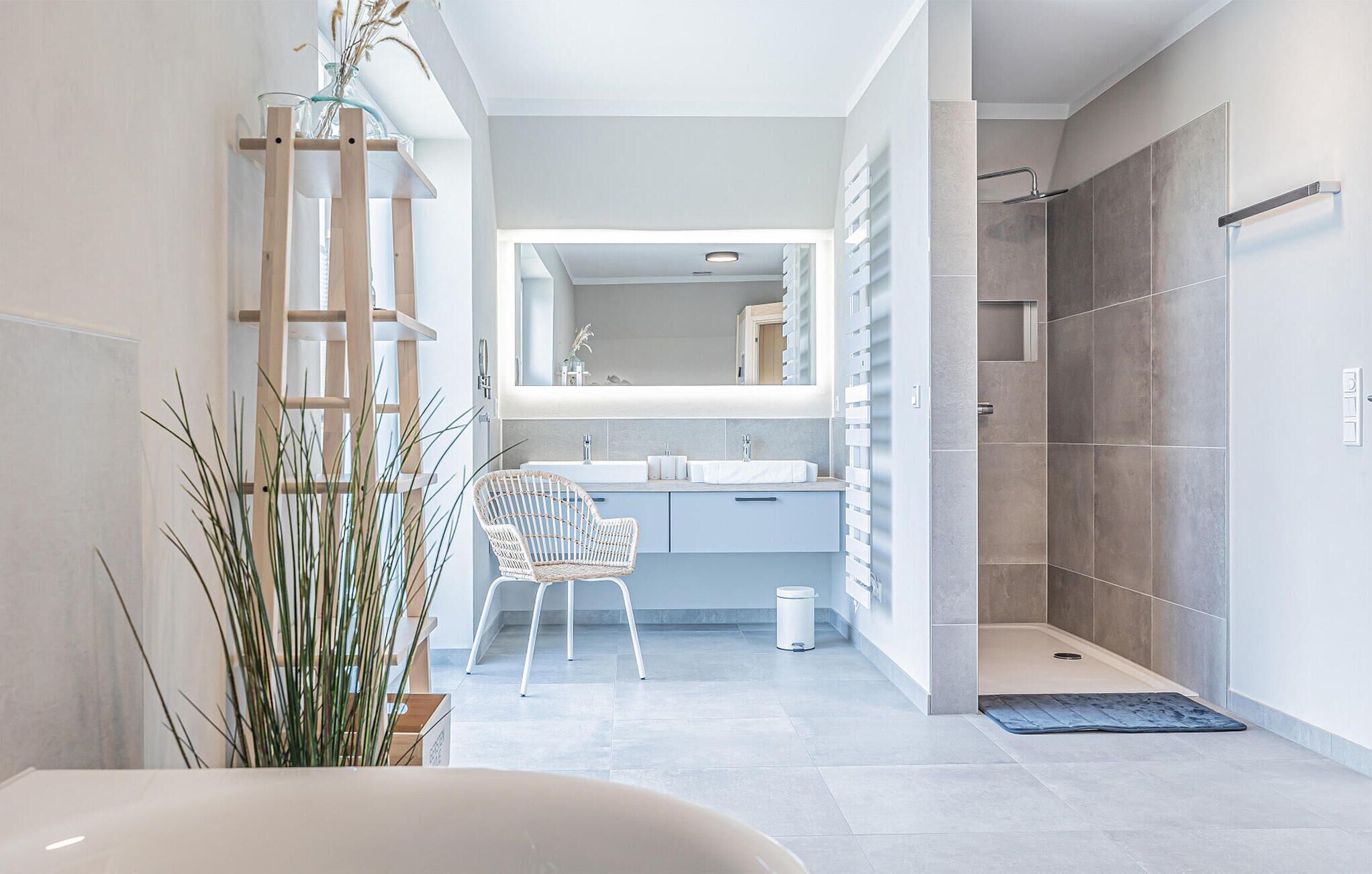 Combined shower/bathtub