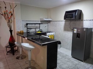 Microondas, horno, cafetera y tetera y utensilios de cocina 