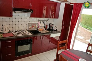 Fridge, microwave, oven, stovetop - H1320 - FIENNES - Furnished (FIENNES)