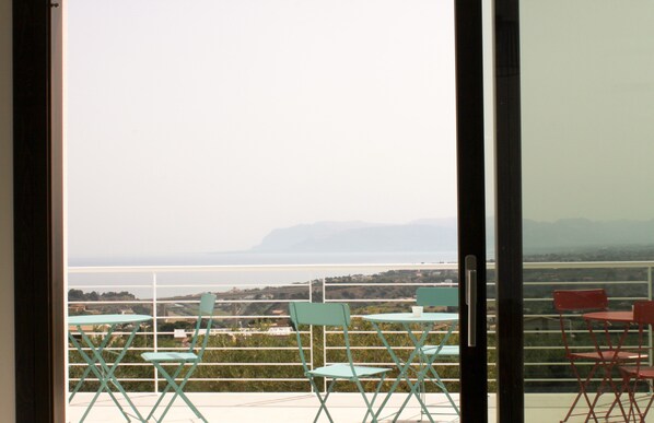 Outdoor dining - Room 3 in Villa Maria with free parking (Castellammare del Golfo)