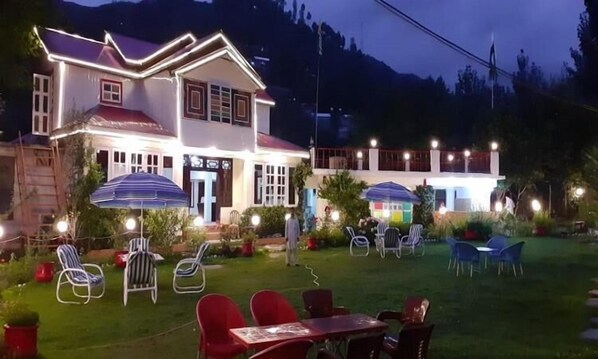 واجهة المنشأة - في المساء/الليل