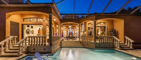 Utendørsbasseng og et oppvarmet basseng