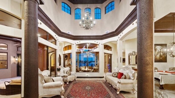 Un intérieur spacieux et élégamment décoré, avec de hauts plafonds, de grandes fenêtres et des meubles classiques.