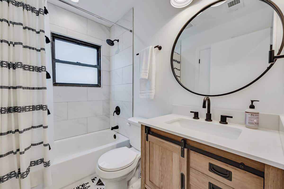 Bathtub, hair dryer, towels, shampoo