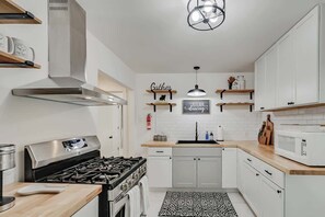 冰箱、微波炉、烤箱、炉灶