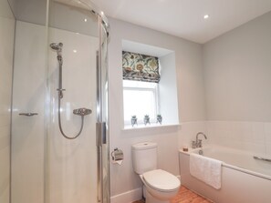 Cottage | Bathroom | Shower