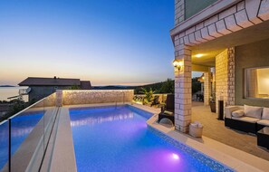 Een verwarmd zwembad