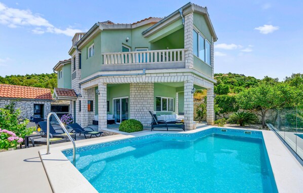 Een verwarmd zwembad