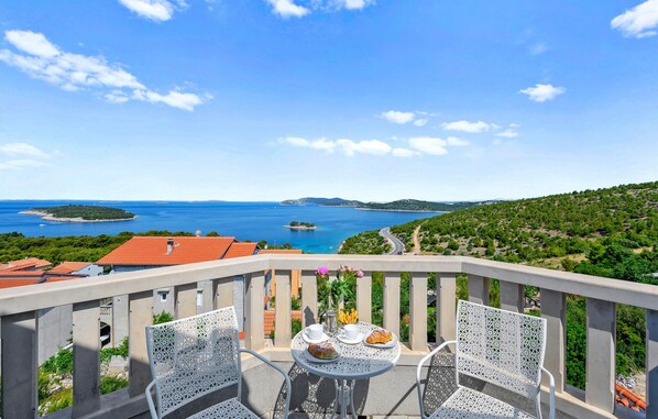 Outdoor dining - Awesome home in Primosten (Primosten)