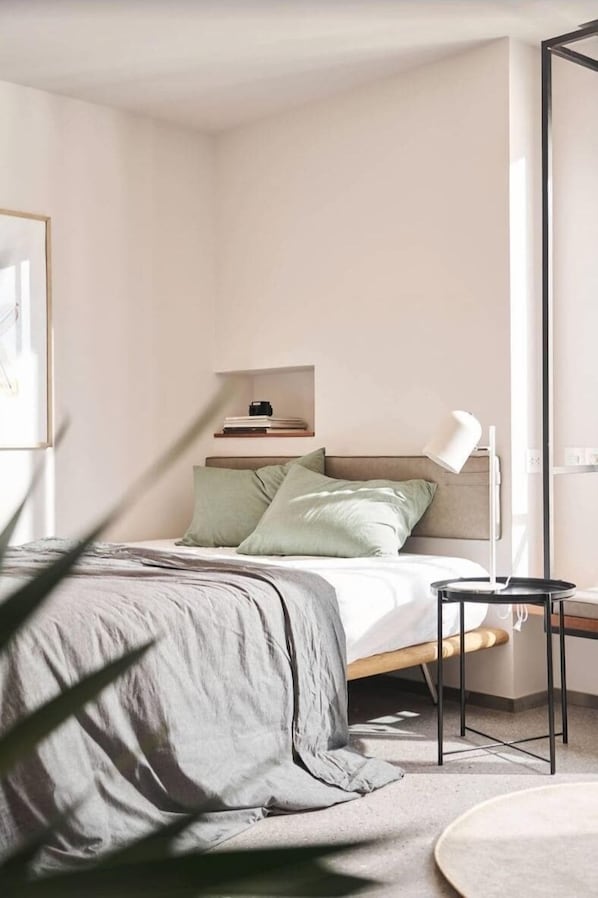 City Apartment | Individually furnished, desk, laptop workspace