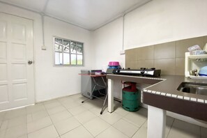 Shared kitchen - OYO Home 90329 Bridge House Homestay (Ranau)