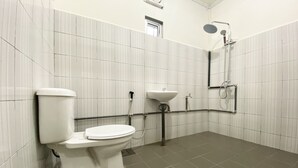 A bathroom with a toilet, sink, and shower. - OYO Home 90329 Bridge House Homestay (Ranau)
