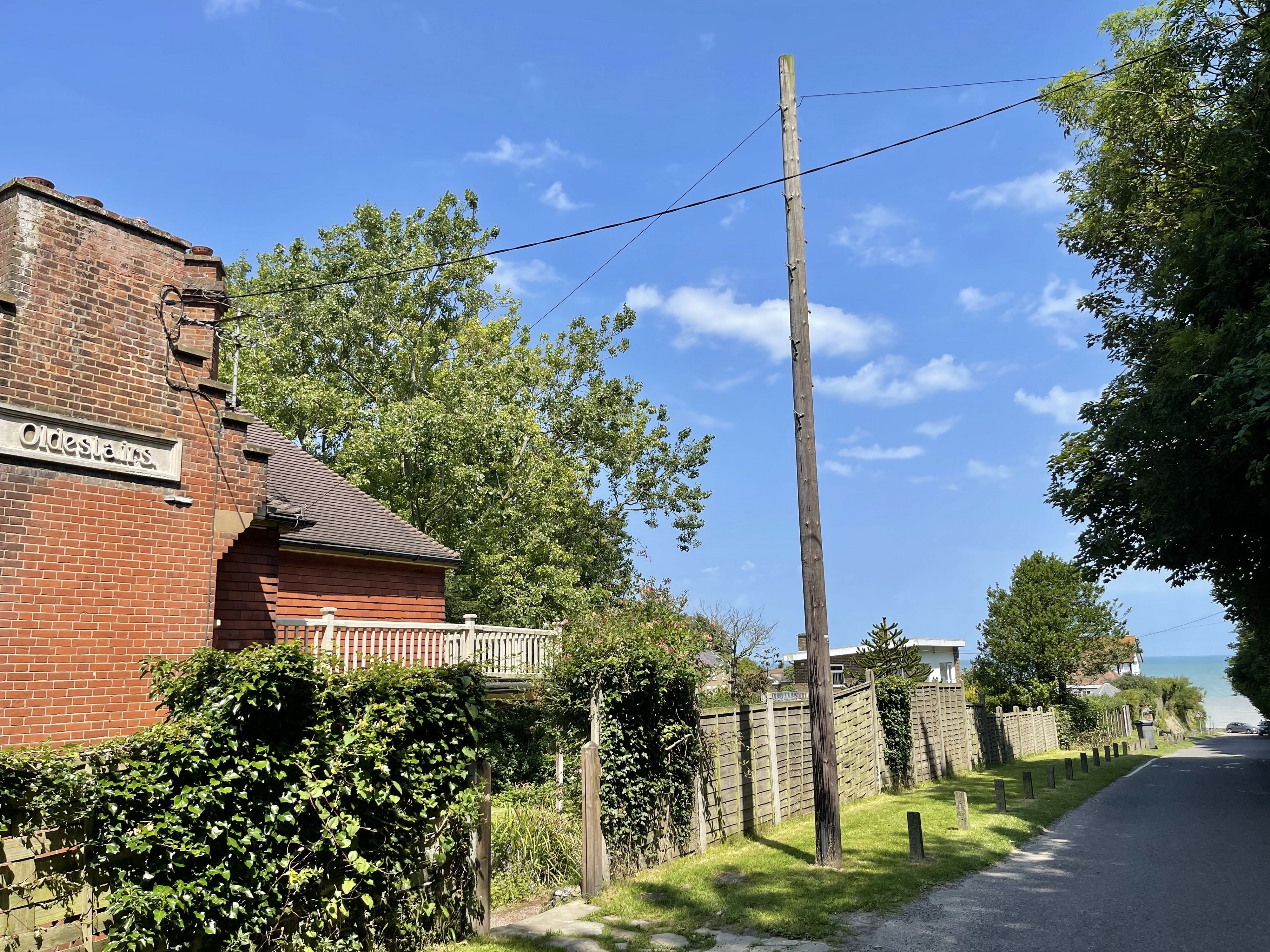 A brick building with a sign reading "Oldestairs."
