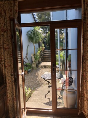 المنشأة من الداخل