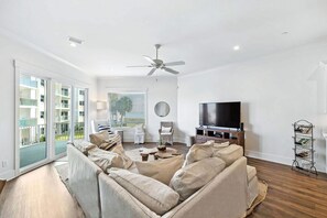 Een televisie en een dvd-speler