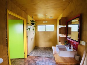 Shower, towels, soap, toilet paper - Unique funky Arthouse ‘Franks Place’ Hunchy Valley (Hunchy)