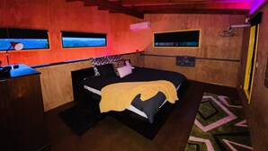 A bedroom with a bed, a desk, and two windows. - Unique funky Arthouse ‘Franks Place’ Hunchy Valley (Hunchy)