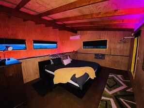 1 bedroom, desk, iron/ironing board, bed sheets - Unique funky Arthouse ‘Franks Place’ Hunchy Valley (Hunchy)